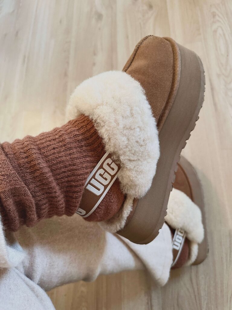 Ugg Funkette Chestnut with socks